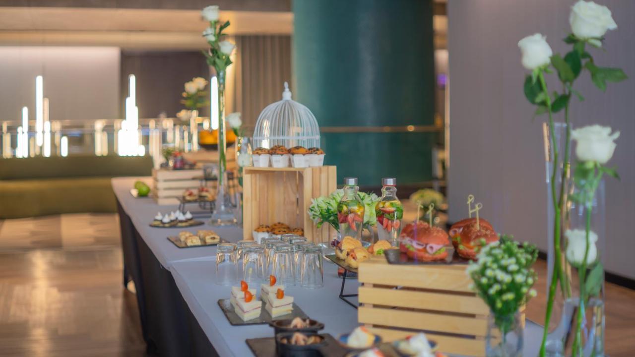 Pullman Santiago El Bosque Hotel Luaran gambar A buffet at a hotel