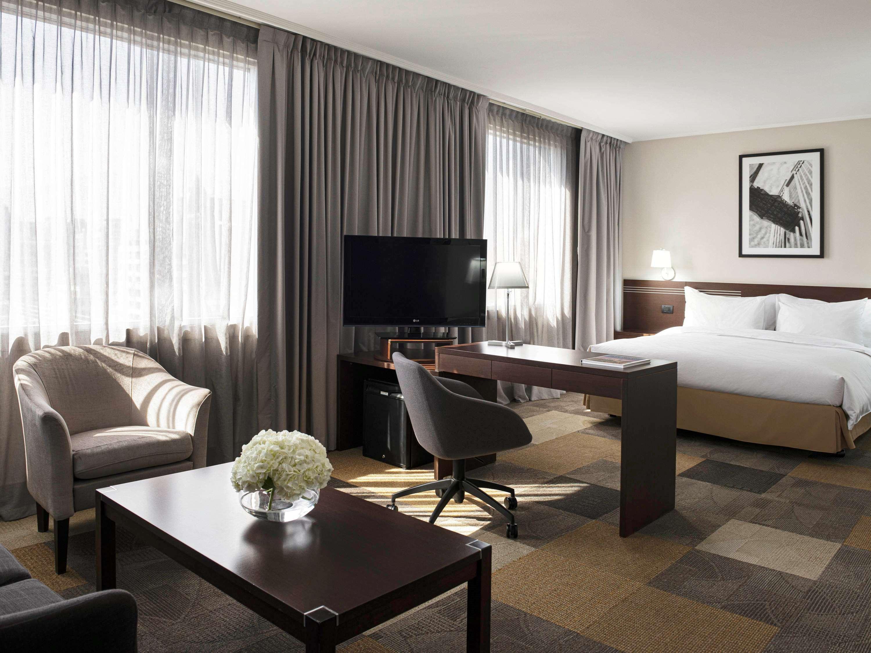Pullman Santiago El Bosque Hotel Luaran gambar A typical hotel room