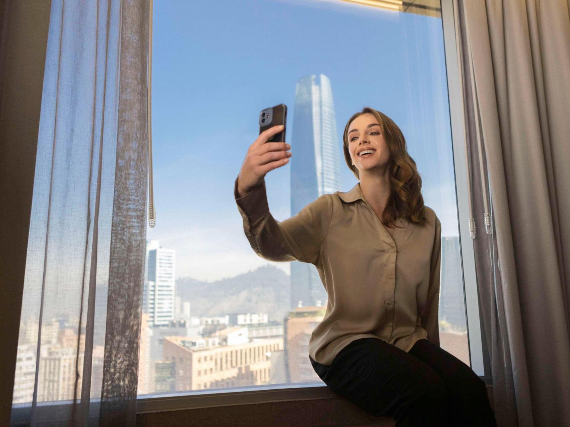 Pullman Santiago El Bosque Hotel Luaran gambar A woman taking a selfie