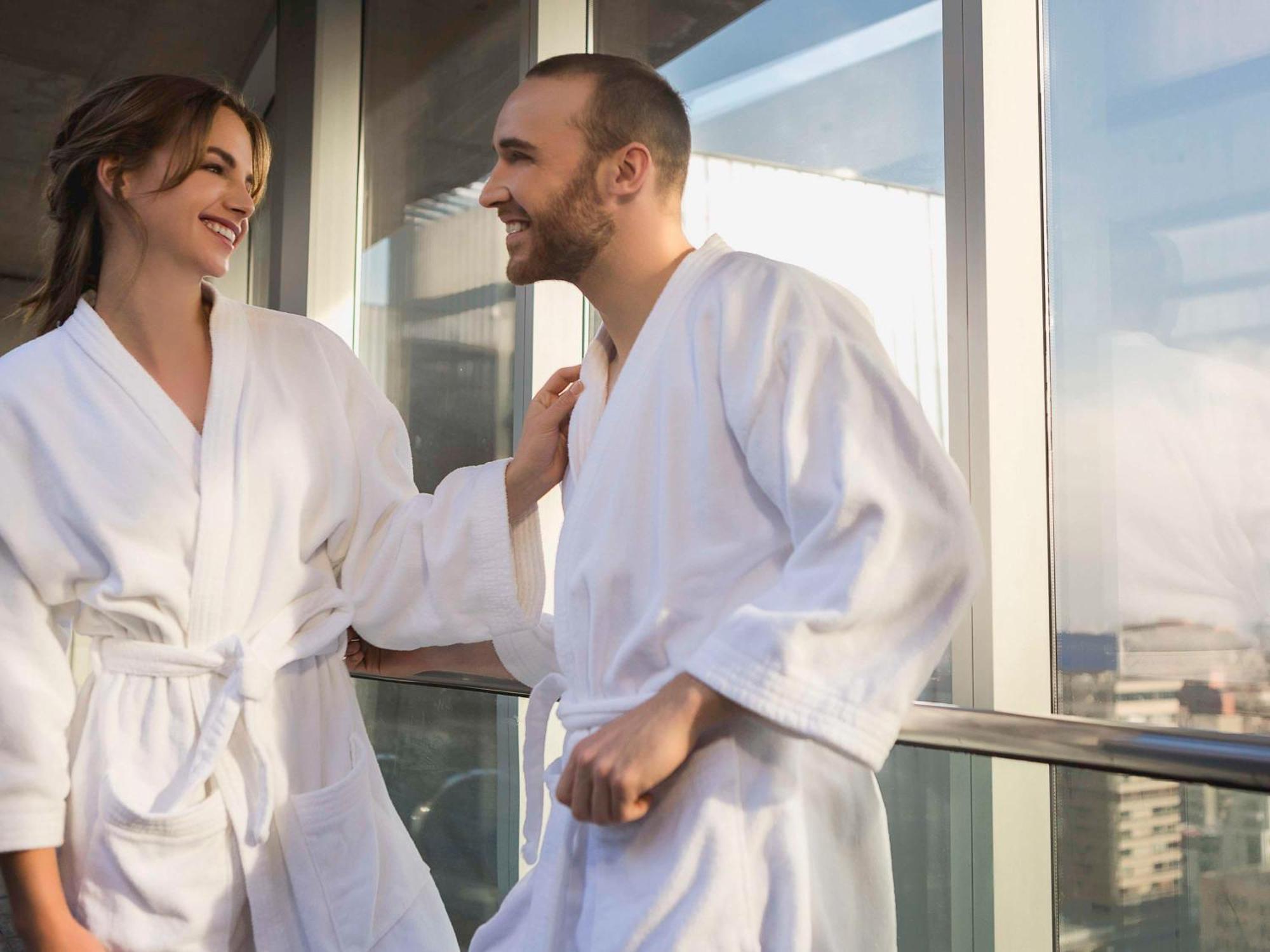 Pullman Santiago El Bosque Hotel Luaran gambar A couple wearing bathrobes