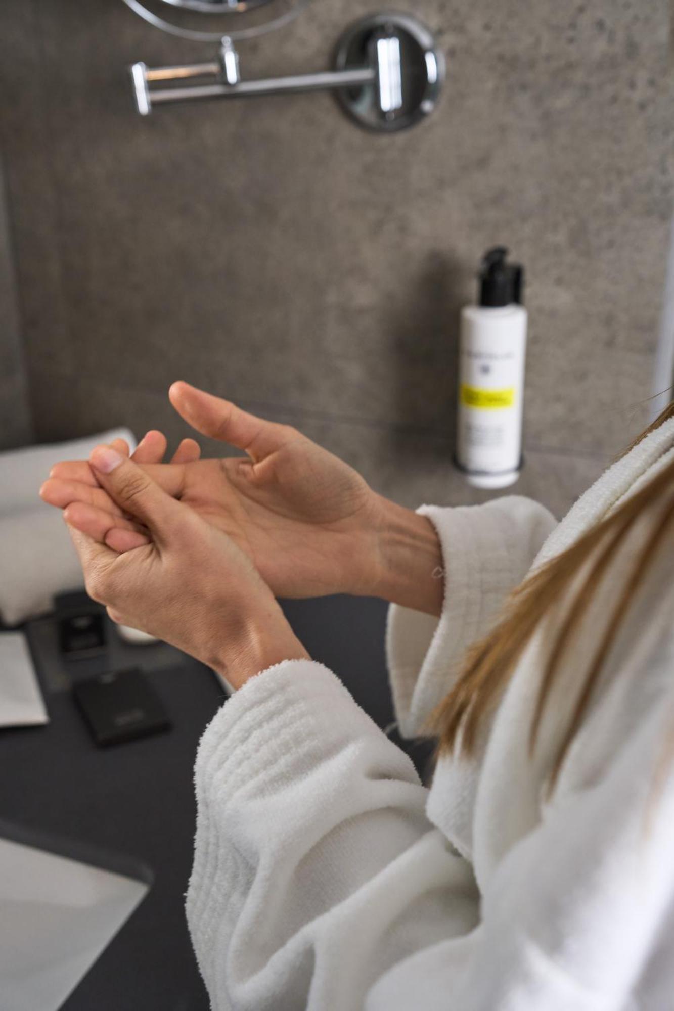 Pullman Santiago El Bosque Hotel Luaran gambar Hand washing