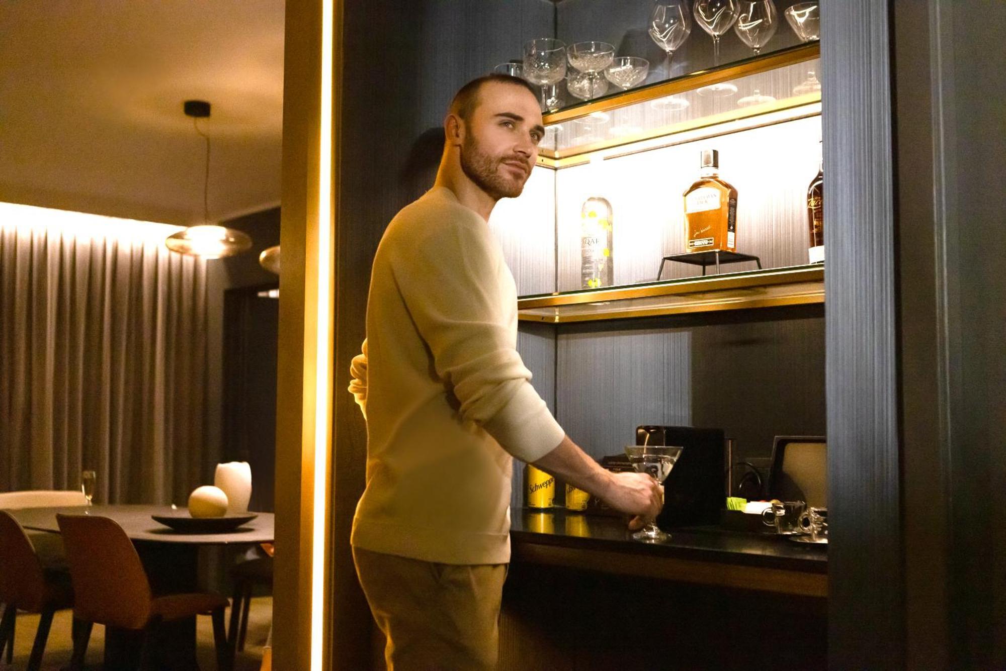 Pullman Santiago El Bosque Hotel Luaran gambar A bartender at work