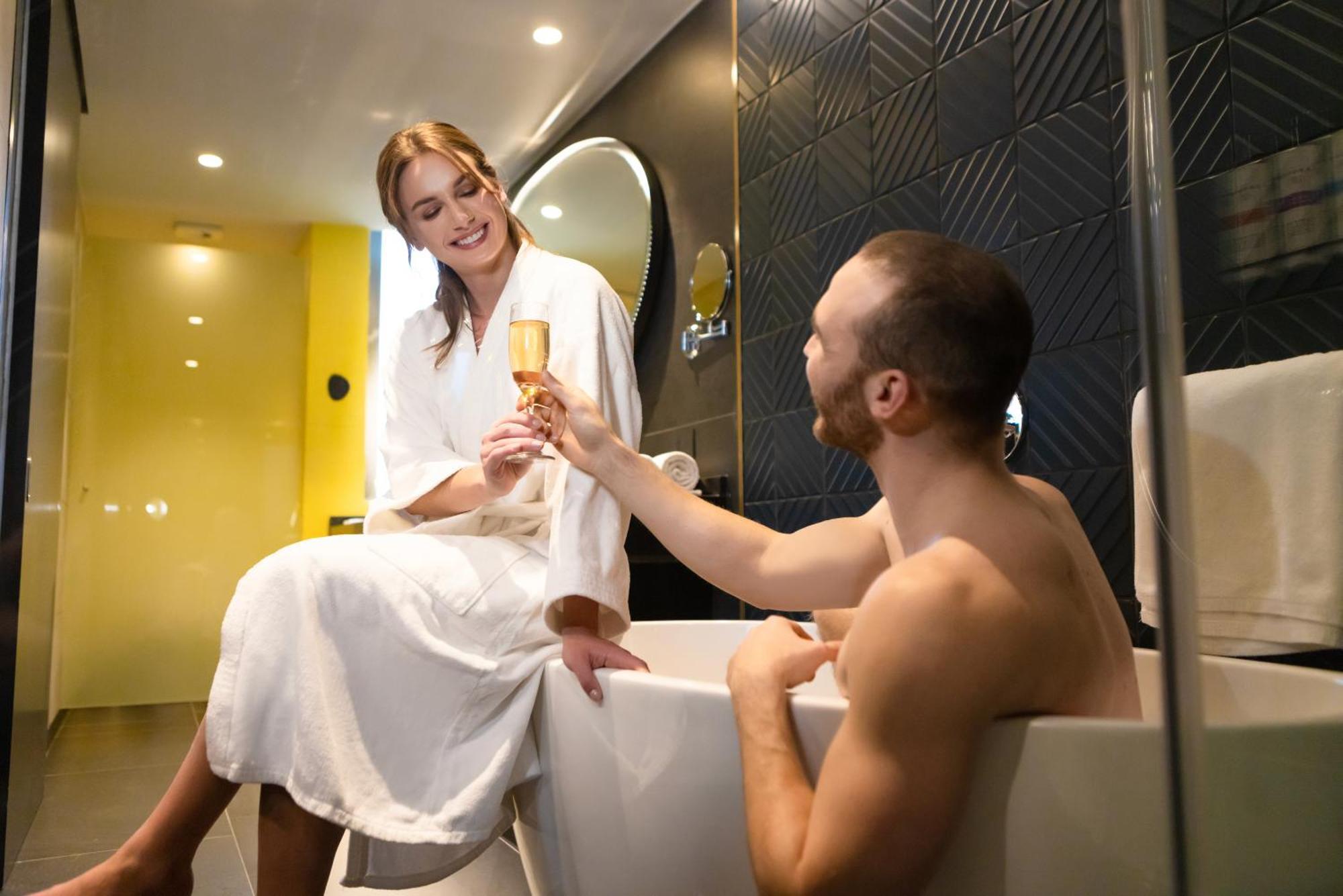 Pullman Santiago El Bosque Hotel Luaran gambar A couple in a bathroom