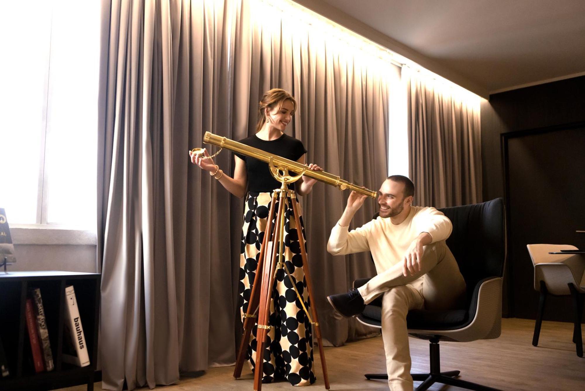Pullman Santiago El Bosque Hotel Luaran gambar The 2015 winner, the Russian duo Sergey Ivanov and Ekaterina Ivanova, with the 2015 winner's trophy