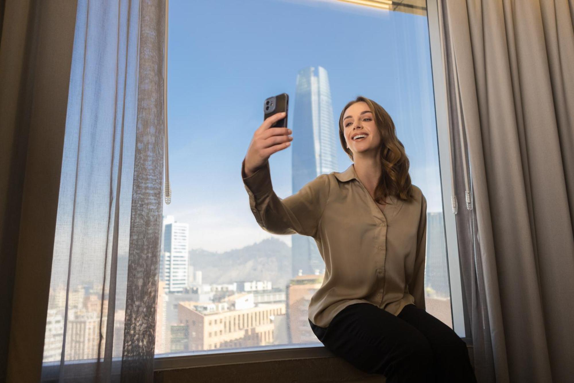 Pullman Santiago El Bosque Hotel Luaran gambar A woman taking a selfie