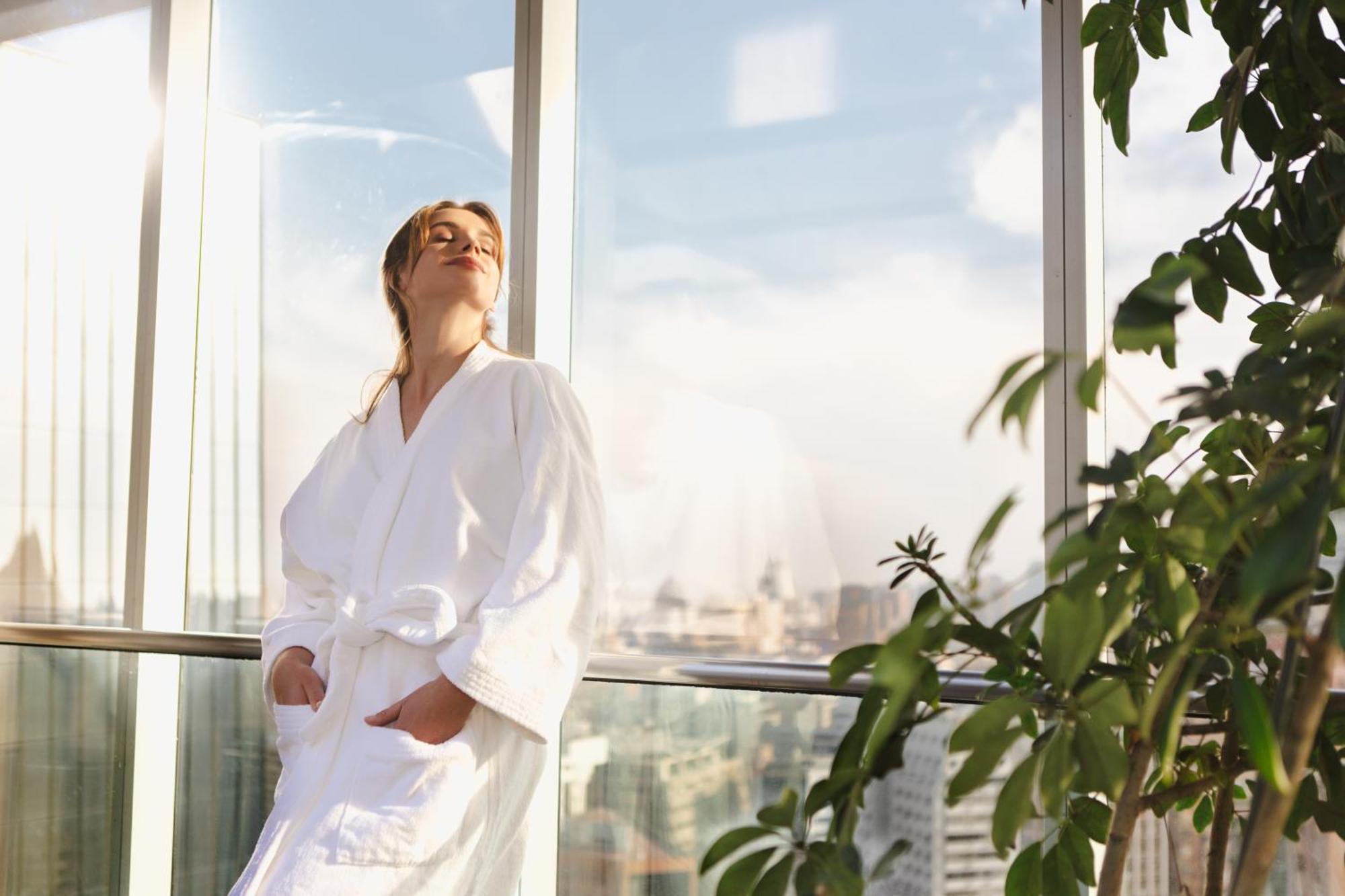 Pullman Santiago El Bosque Hotel Luaran gambar A woman wearing a bathrobe