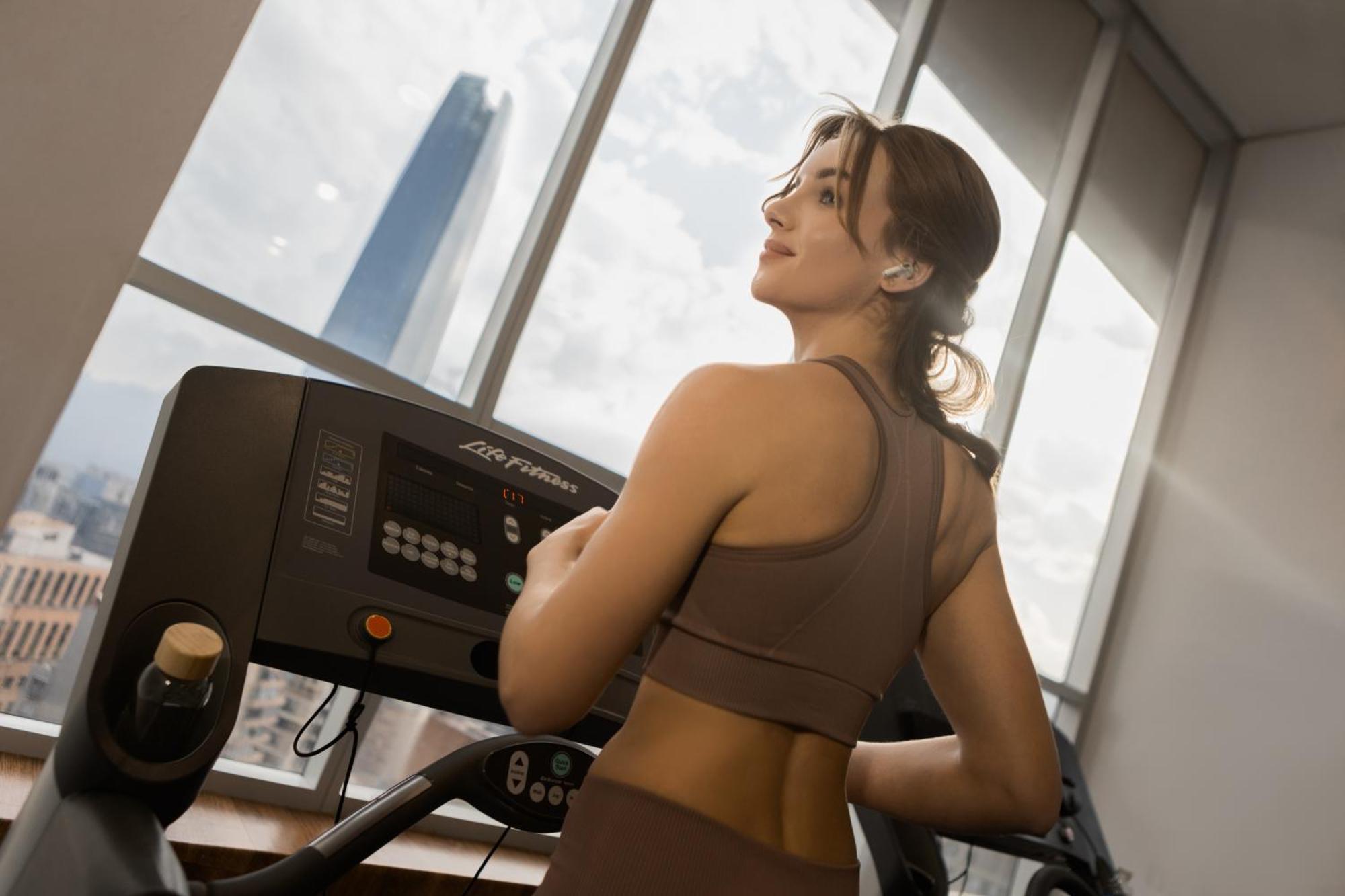 Pullman Santiago El Bosque Hotel Luaran gambar A woman exercising on a treadmill