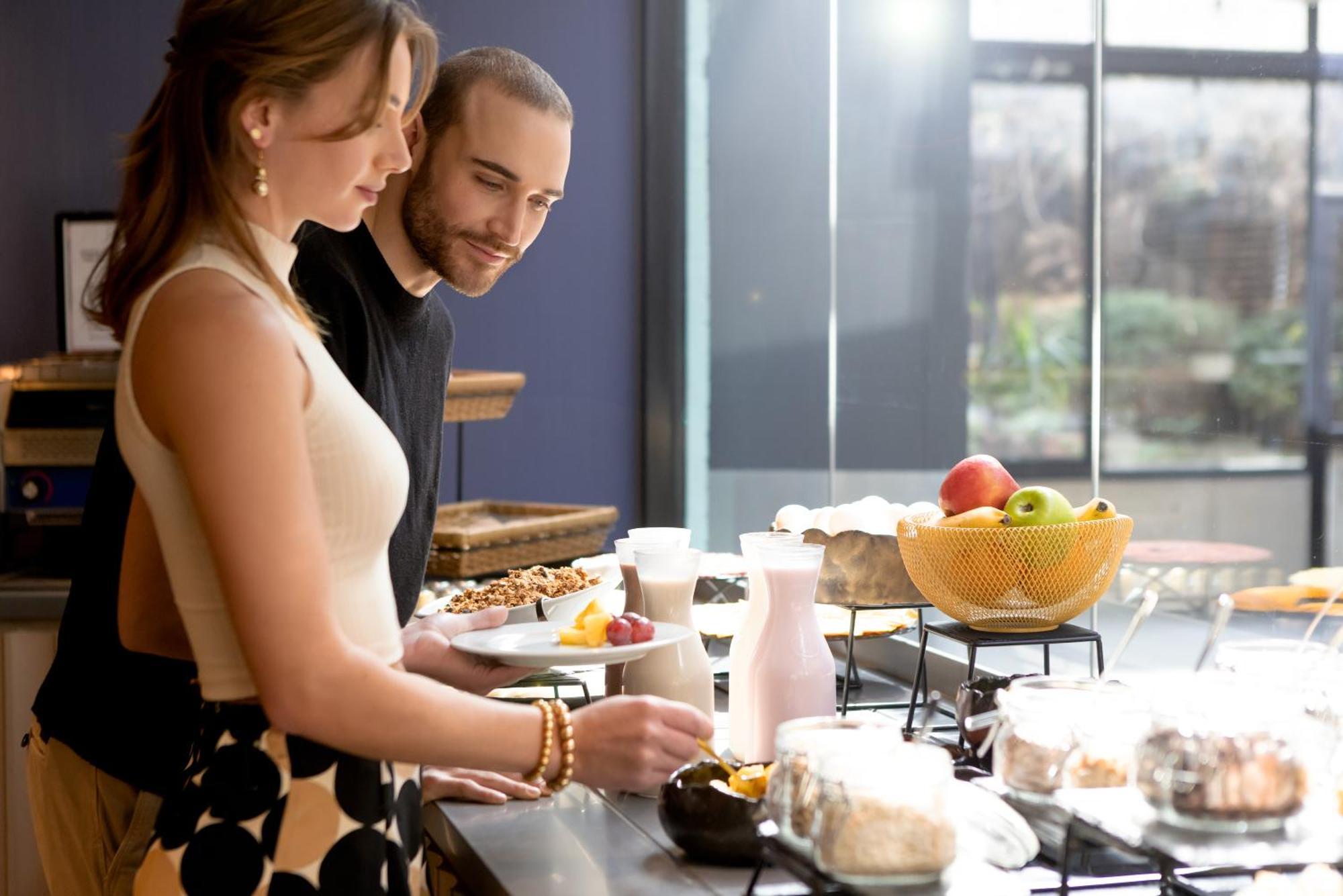Pullman Santiago El Bosque Hotel Luaran gambar A couple cooking together