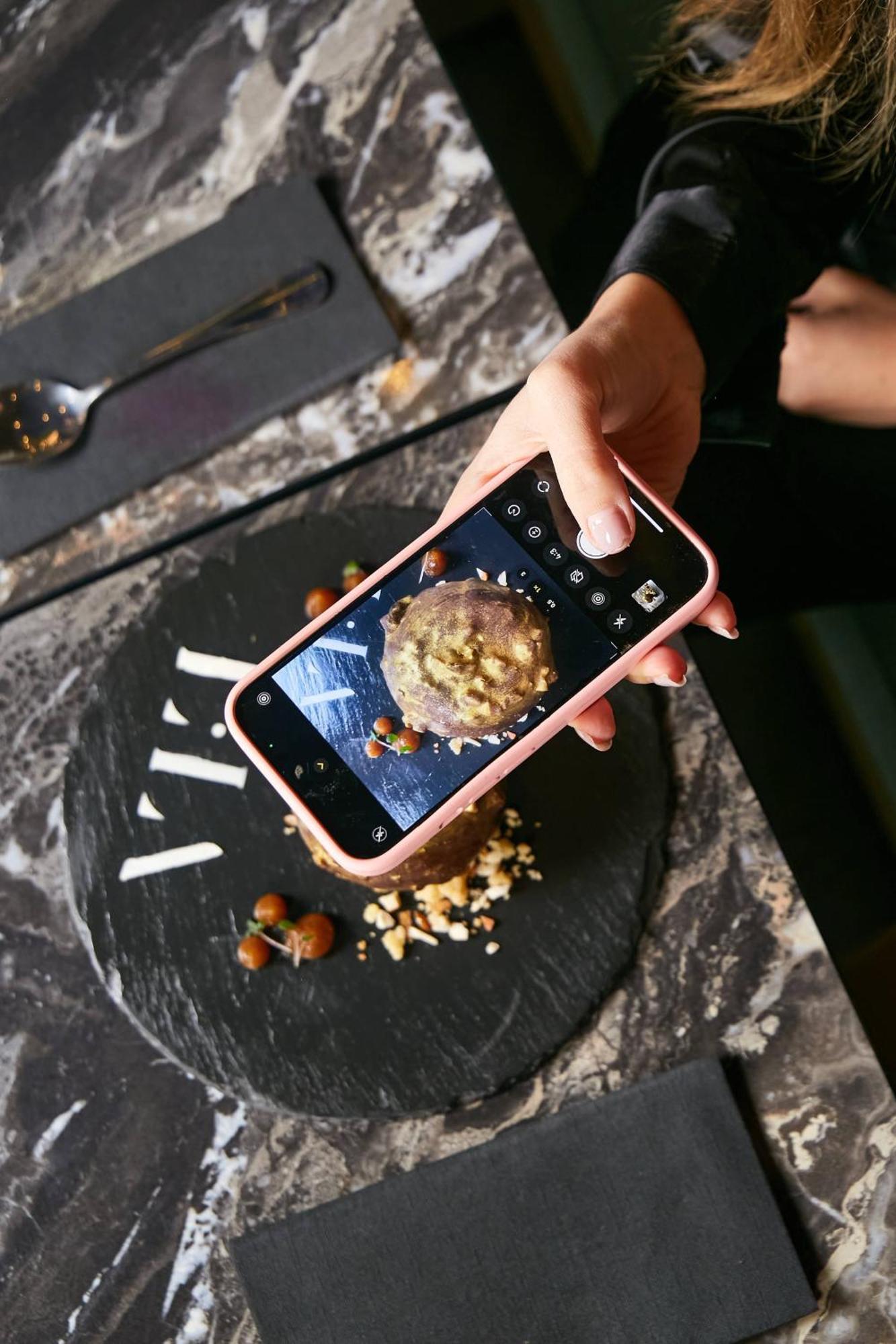 Pullman Santiago El Bosque Hotel Luaran gambar A smartphone being used to take a photograph of a food item