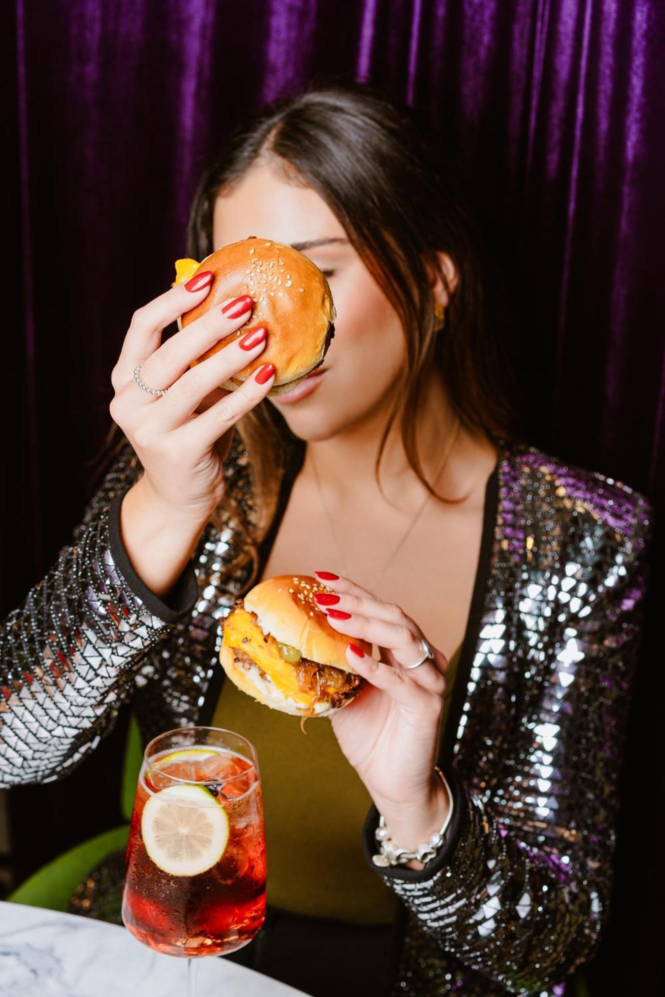 Pullman Santiago El Bosque Hotel Luaran gambar A woman eating a hamburger