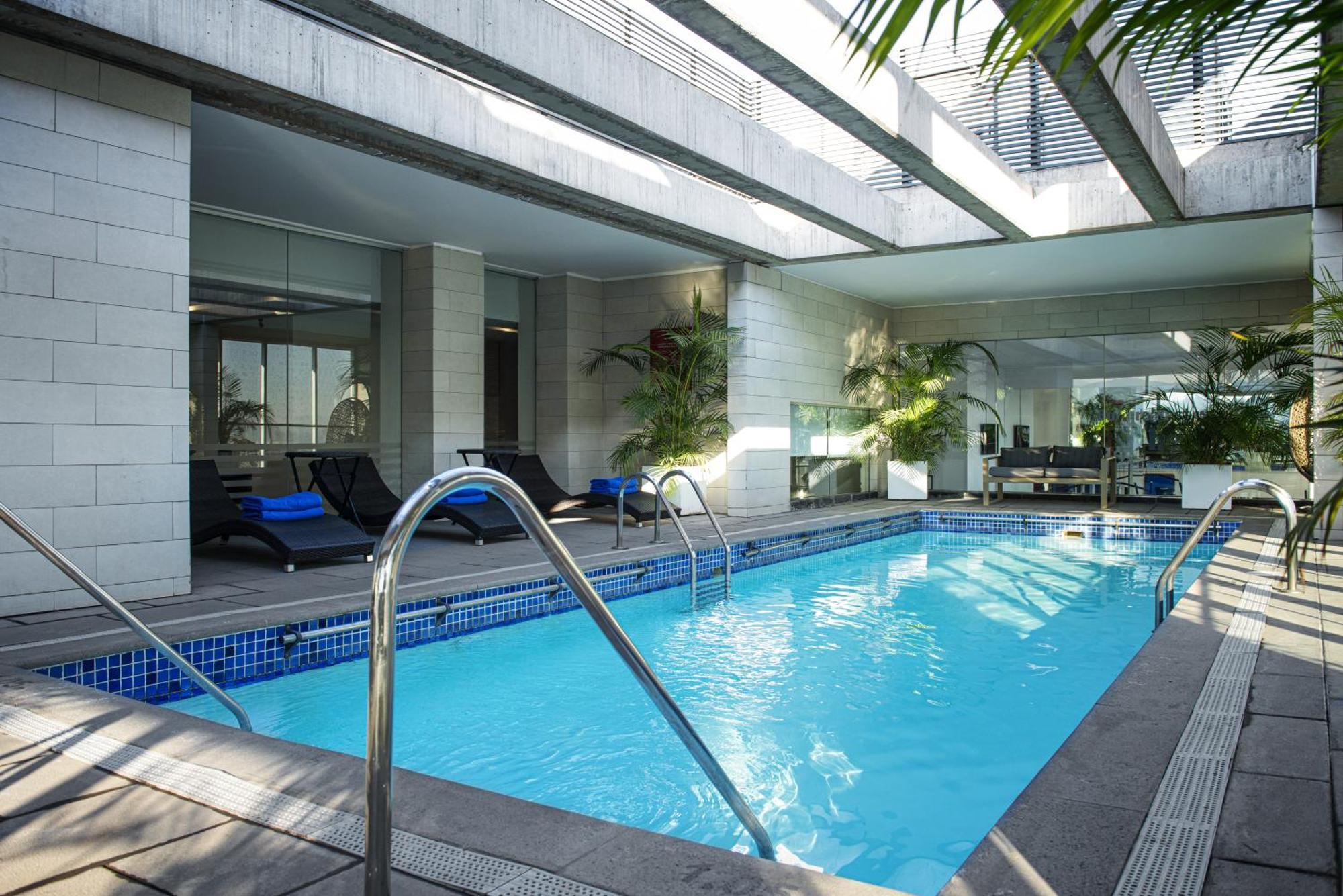 Pullman Santiago El Bosque Hotel Luaran gambar The pool at the hotel